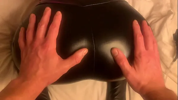 Nye Mrs Jizz gets her ass squeezed in leather pants whilst waiting for cum filmer totalt