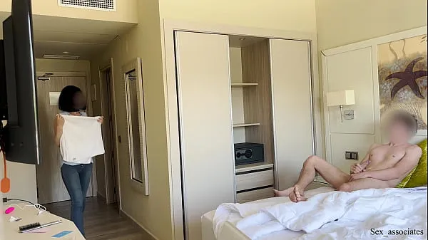 Yeni PUBLIC DICK FLASH. I pull out my dick in front of a hotel maid and she agreed to jerk me off toplam Film