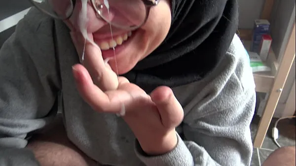 Nuovi Una ragazza musulmana è turbata quando vede il grosso cazzo francese del suo insegnante film in totale