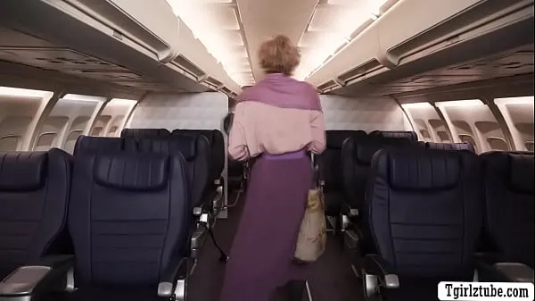 Novo total de TS comissária de bordo sexo a três com seus passageiros no avião filmes