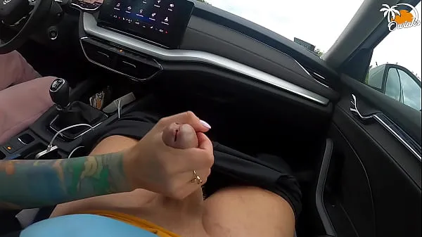 Nye Wife gives amazing handjob while driving a car film i alt