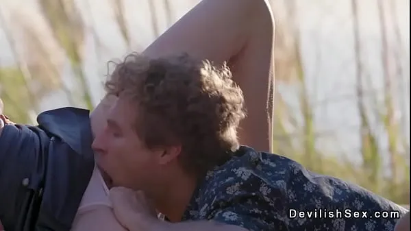Nieuwe Blonde wife fucked by stranger at the beach resort films in totaal