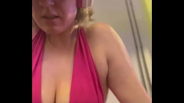 Nye Wow, my training at the gym left me very sweaty and even my pussy leaked, I was embarrassed because I was so horny filmer totalt