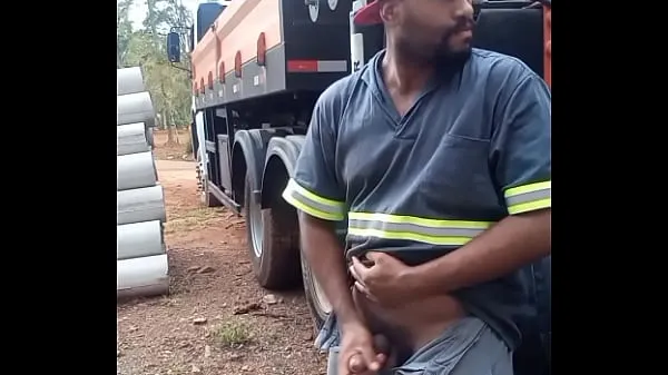 新的Worker Masturbating on Construction Site Hidden Behind the Company Truck共有电影