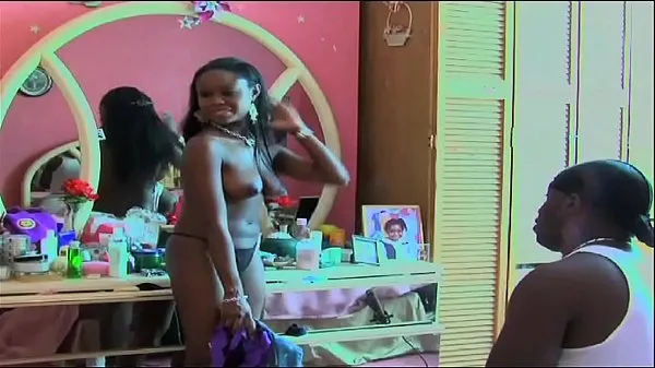 نئی big titted ebony actress walks around naked on moive set at end of video کل موویز